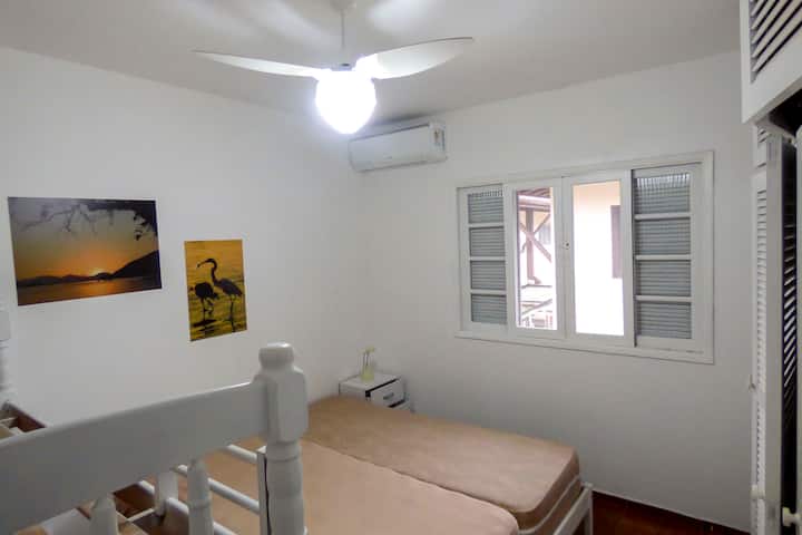 Chambre 2 avec ventilateur et climatisation
