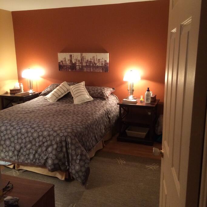 Chambre à coucher, lit queen.