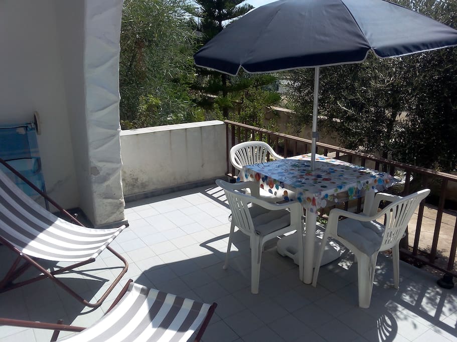 terrasse devant avec table de jardin