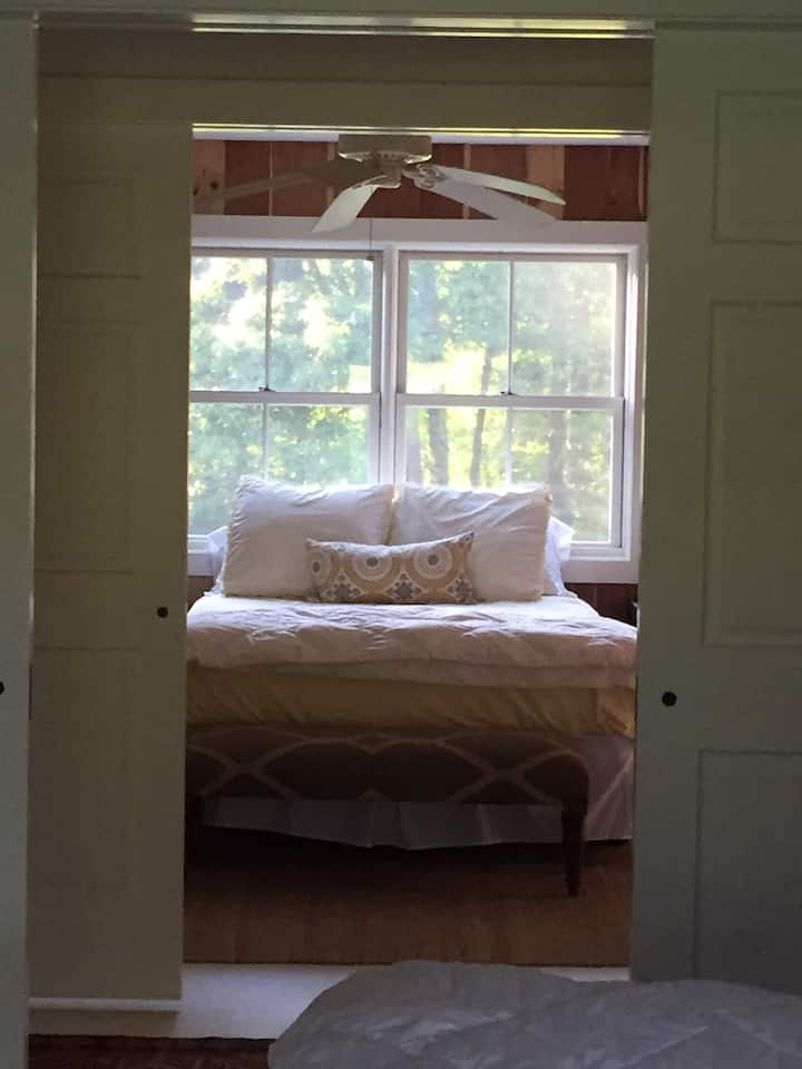 Tieto vreckové dvere sa otvárajú do cédrovej miestnosti. Cédrové dosky prišli zo stromov na farme a boli frézované na verande.