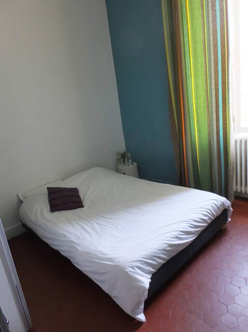 Chambre spacieuse donnant sur le jardin. grande armoire et bureau avec ADSL
