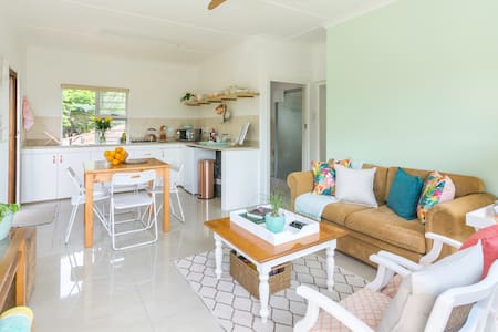 Freshly Renovated Light, Airy & 2 Bedroom