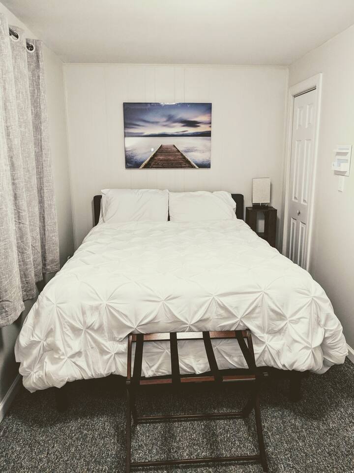 საძინებელი, საწოლი 152×203 სმ, კარადა, კომოდი, ჰაერის გამწმენდი, ბარგის თარო. გარდერობი/საწყობი სივრცე. დაბნელების, ხმაურის შემამცირებელი ჟალუზები და მატრასი დაგეხმარებათ, საუკეთესოდ დაიძინოთ.