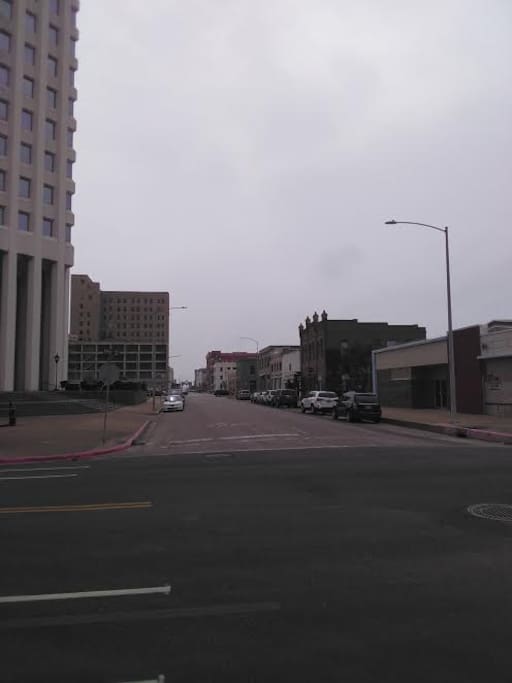Short walk to Downtown Galveston Restaurants, shops,Bars and Art District.