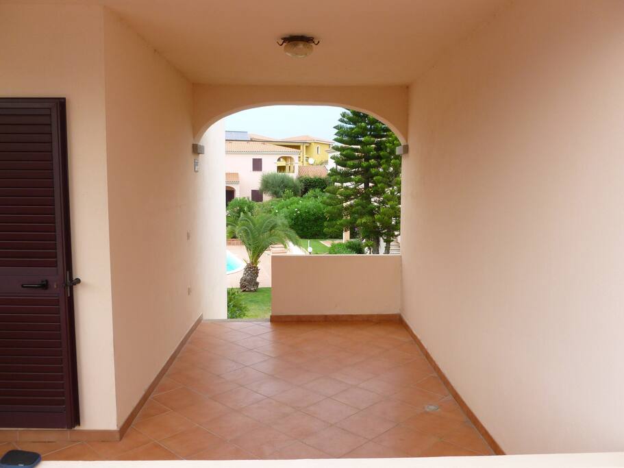 Veranda coperta che conduce all'ingresso del soggiorno.