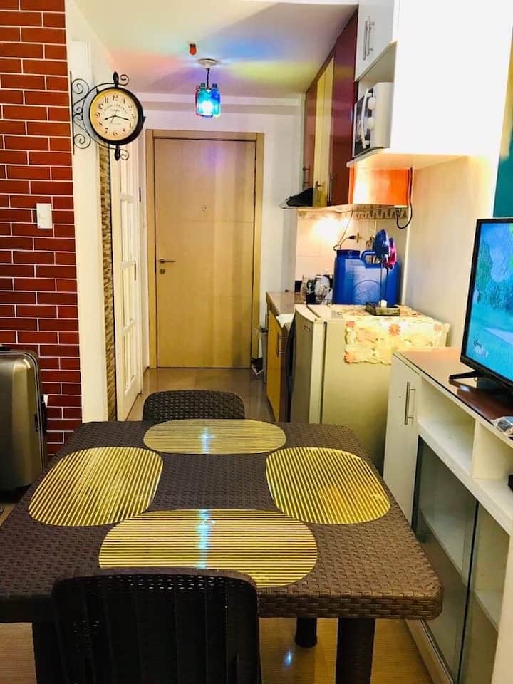 Rustic Inspired 1br Condo + Balcony Wifi & Cable - Manila