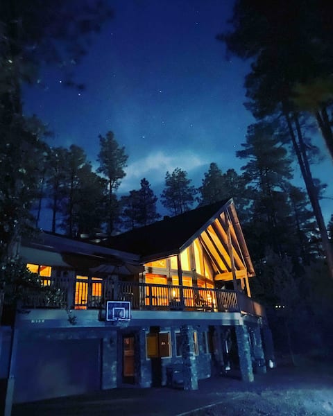 Dream Cabin! Hot Tub, Theater, Game Rooms, Deck
