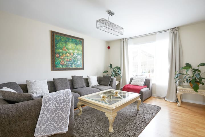 Cozy house, 4BR, 3bath, free parking, near airport gallery image 2