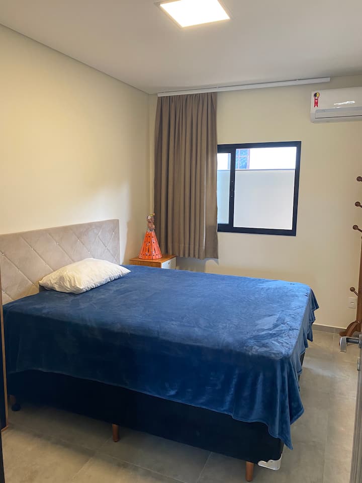 غرفة نوم بسرير بحجم كبير وفراش عالي الجودة وكل ما تحتاج إليه للاستمتاع بلحظات فريدة!