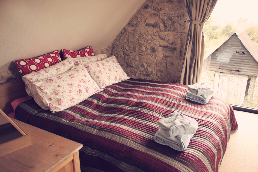 Main bedroom with sea views along the coast to freshwater bay