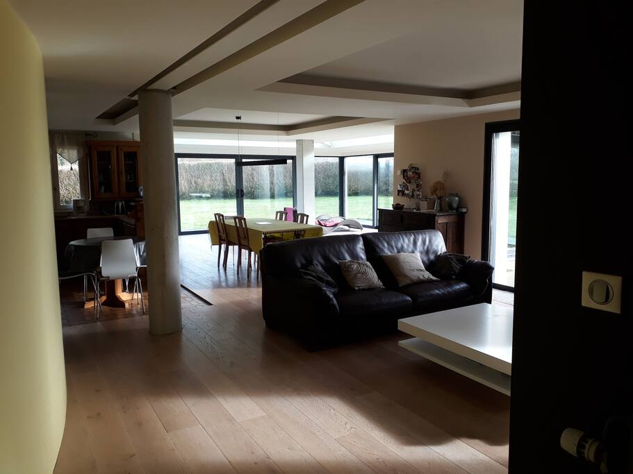 vue du salon vers l'extension et sa verrière