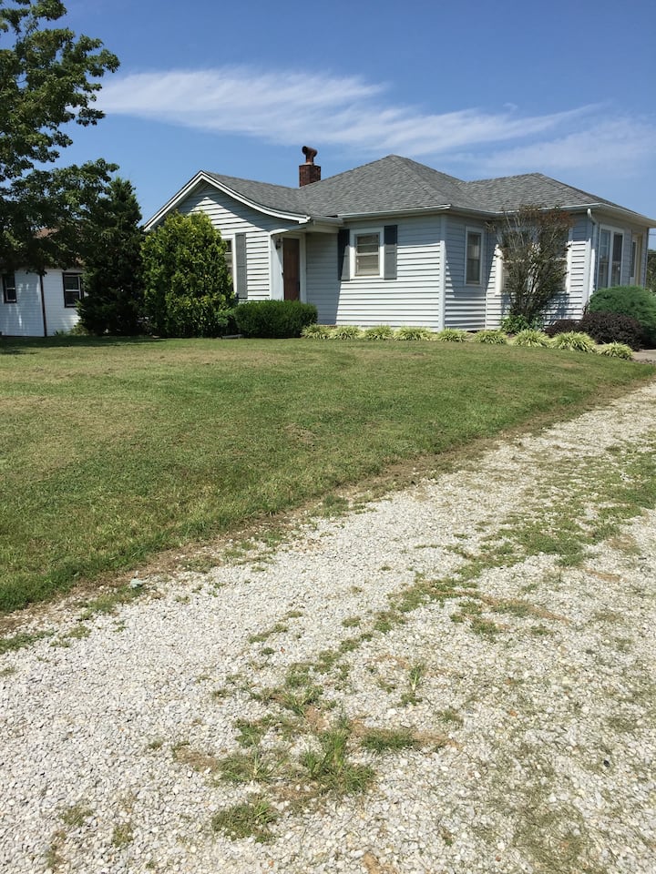 Home w/stone patio near Veterans Memorial Wall