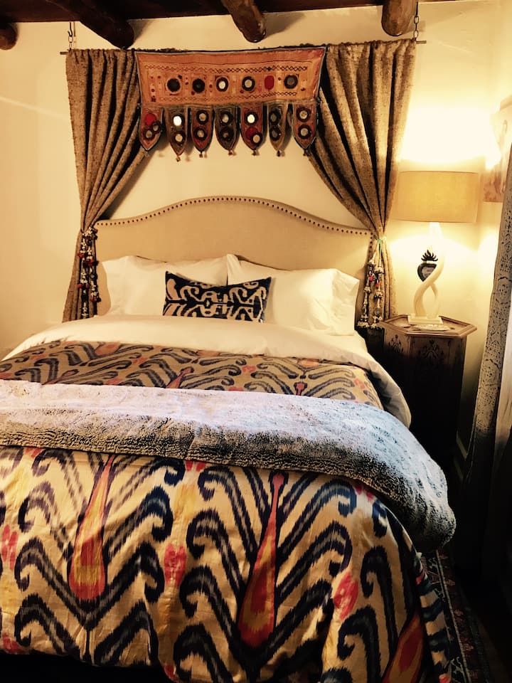 2nd Bedroom  Hotel quality queen mattress, organic sheets, 2 down pillows, coverlet. bedside table lamp and floor lamp for reading.  ceiling fan.  Large walk-in closet.