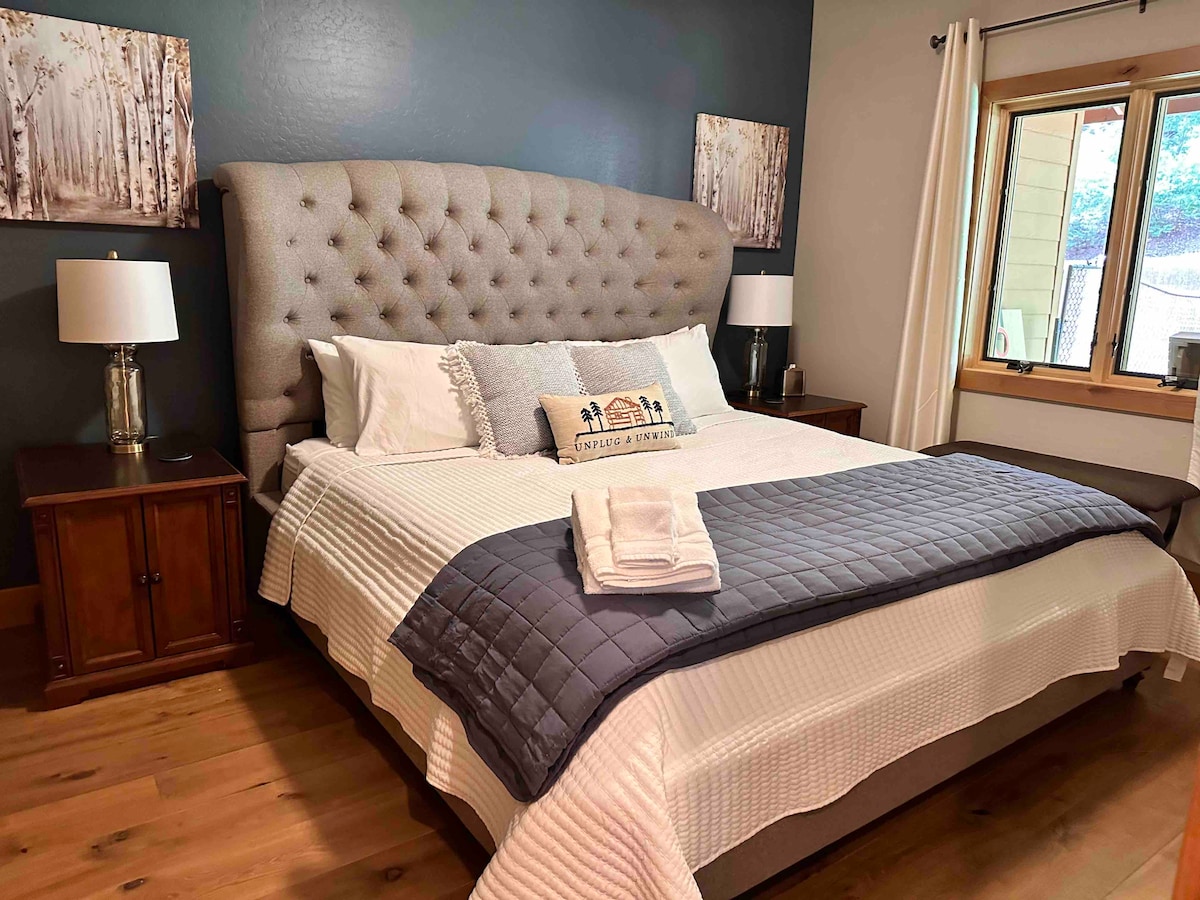 Chumba cha kulala cha ghorofa kuu chenye kitanda cha ukubwa wa King