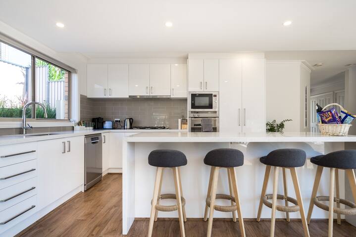 Mt Martha Delight: 6 bed, putting green, pool spa gallery image 4