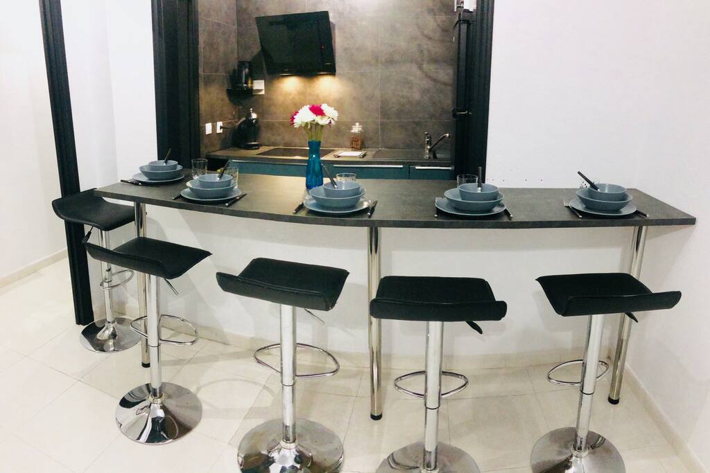 Table de bar et chaises pour manger