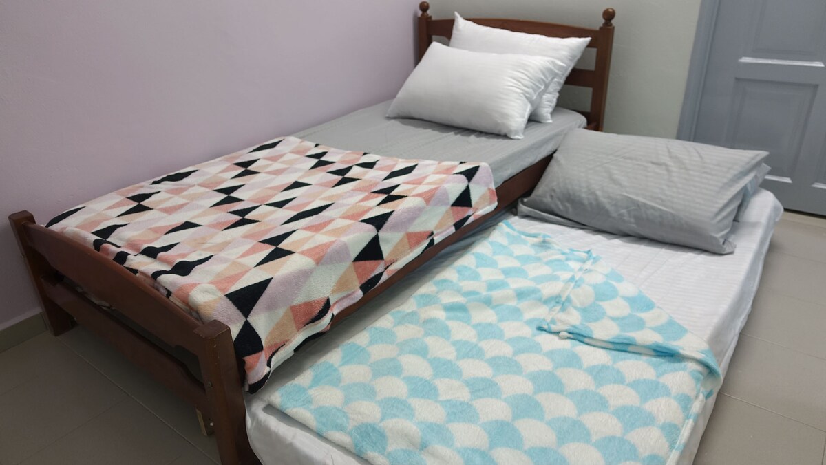 חדר 3 מיטת יחיד x2