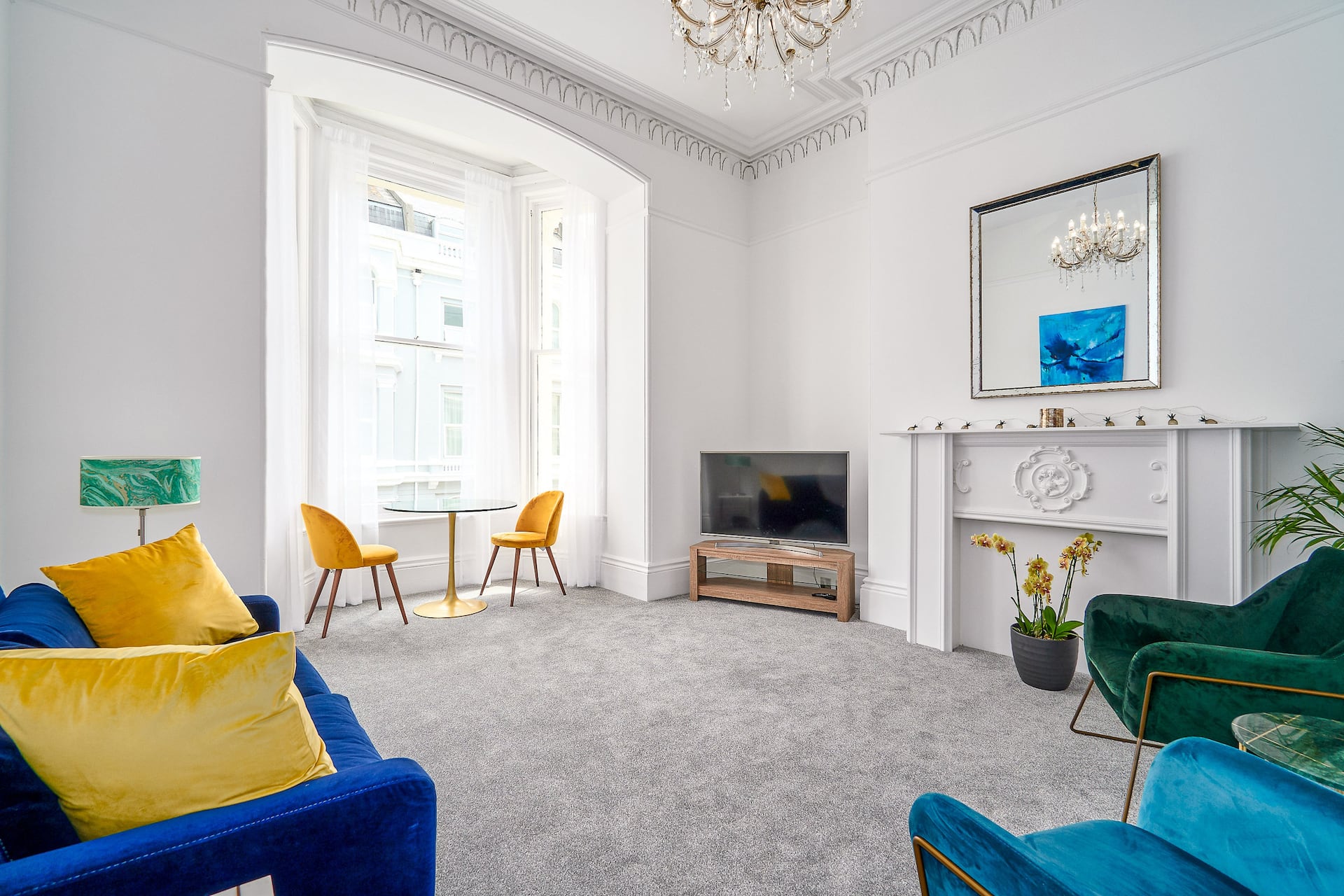 Bright refurbished flat - moments from waterfront