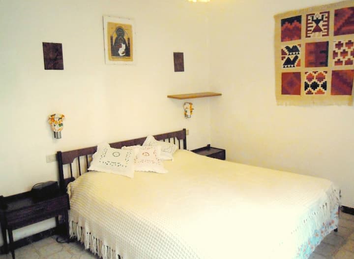 - ห้องนอนคิงไซส์
- ห้องนอนคู่
- Schlafzimmer mit Ehebett