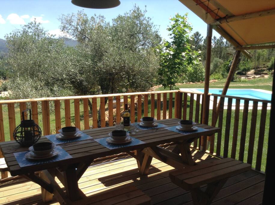 overdekt terras met picknicktafel