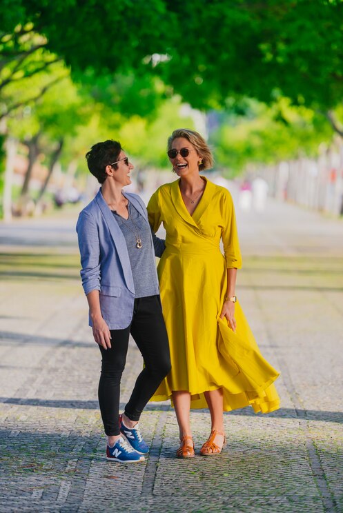 Show full-screen, host-provided image