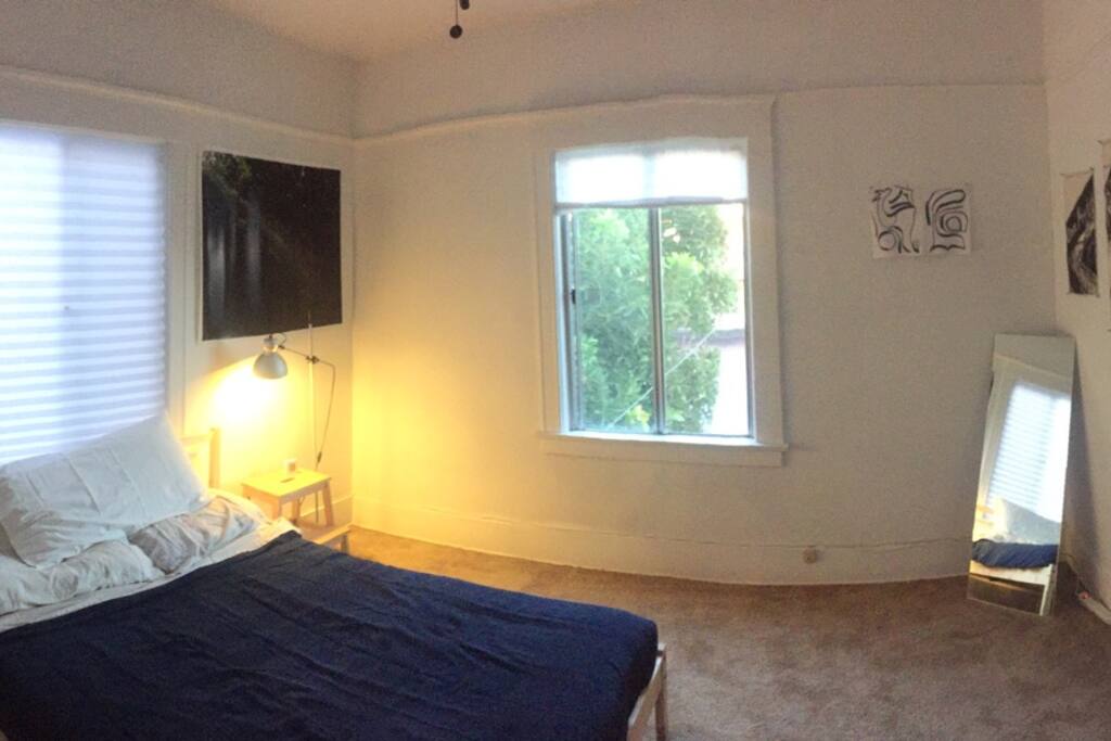 Clean minimalism, clean sheets on brand new bed. Overlooking a quiet back yard. Tastefully decorated with