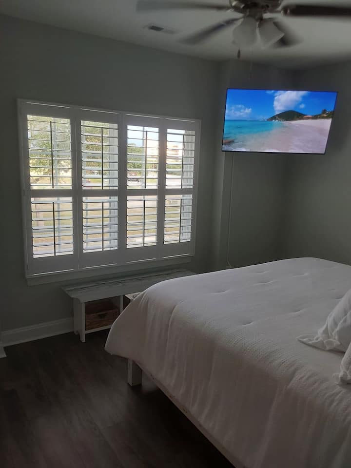 غرفة نوم بسرير كبير 