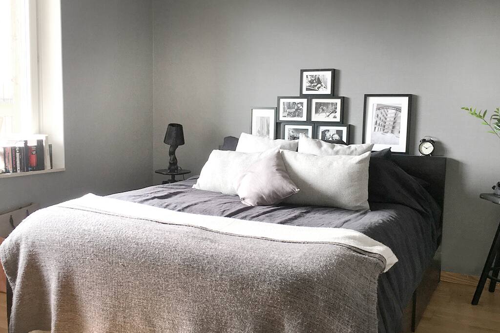 Big bedroom with a big bed