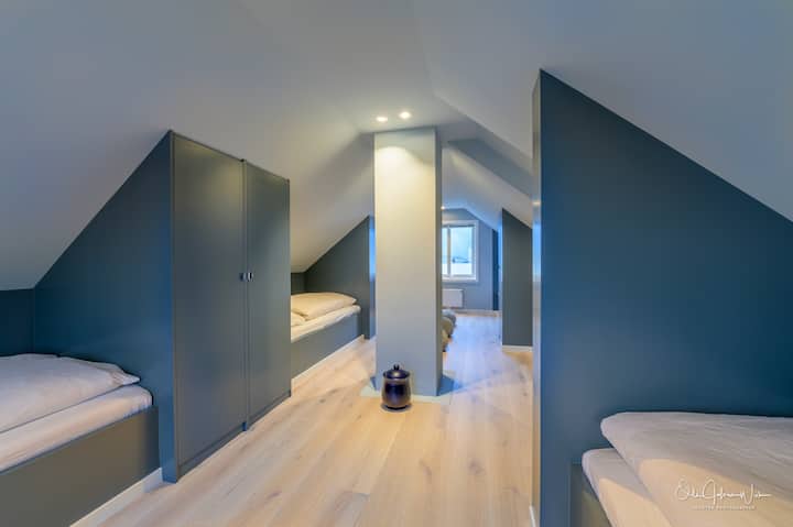 The loft has 5 separate single beds. 