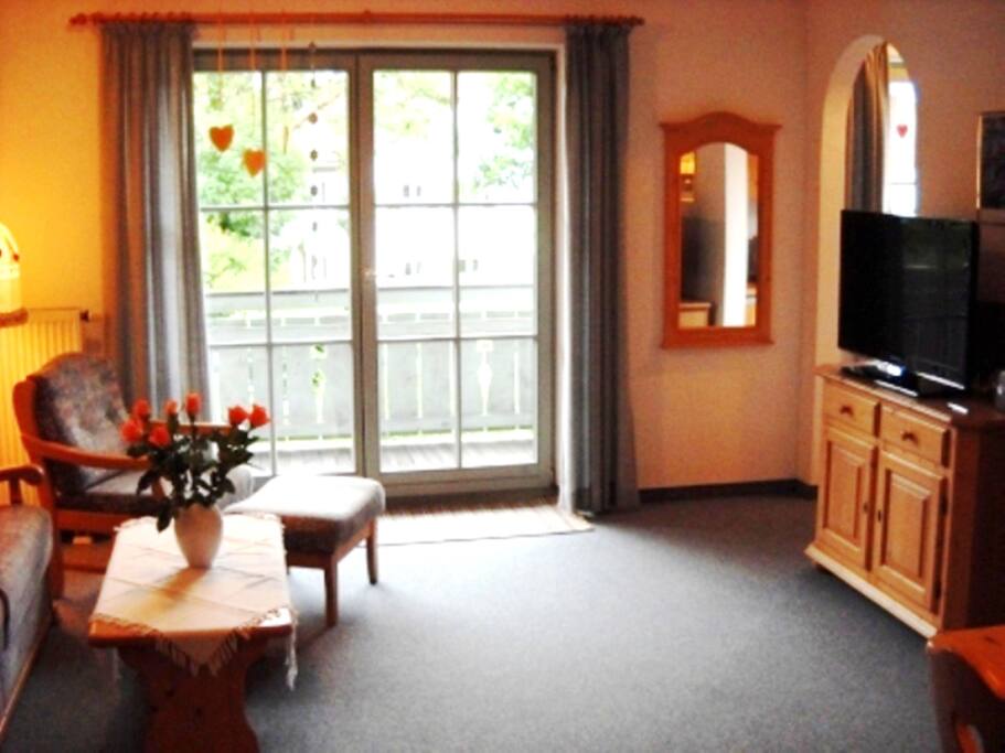 Wohnzimmer mit Balkon