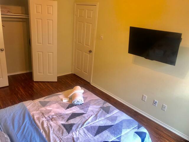 •♥️Private Room With Smart TV plus extras♥️•