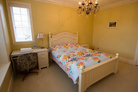 Luxury Townhouse Full Size Bed Close To Subway Luxury Townhouse Full Size Bed Close To Subway
