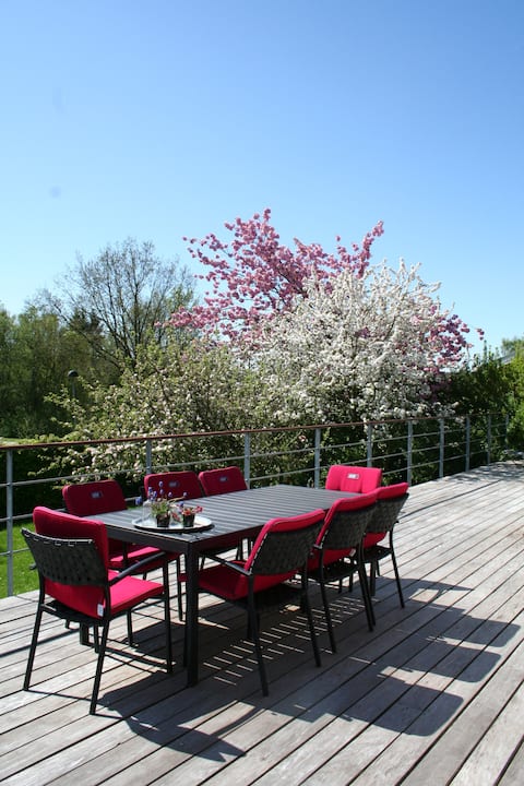 Cozy house with a lake in the backyard