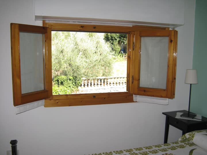 Mwonekano wa miti ya mizeituni kutoka kwenye chumba cha kulala cha watu wawili 