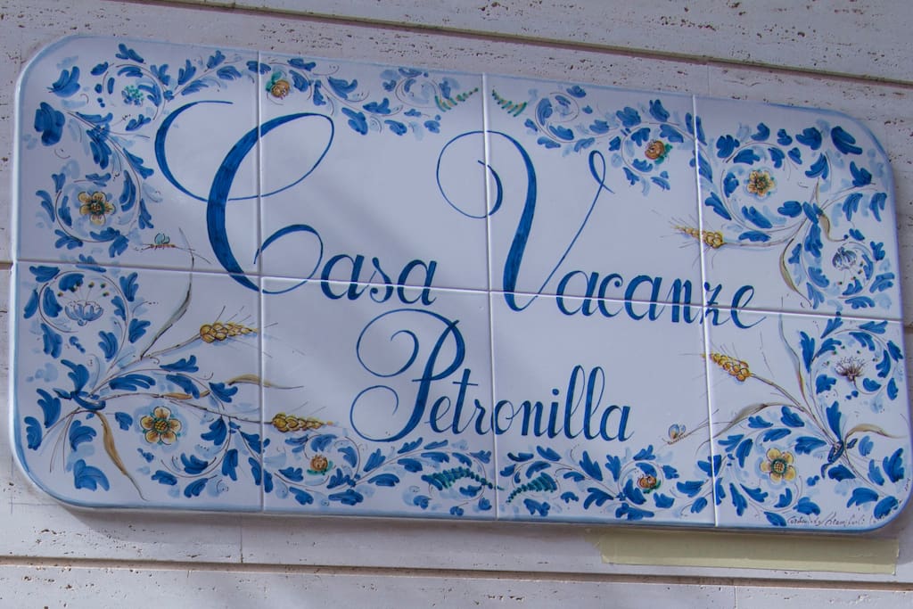 Insegna della casa vacanze realizzata e dipinta a mano,in ceramica di Caltagirone