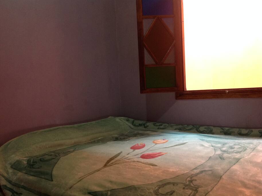 Chamber a coucher avec fenetre sur la cours