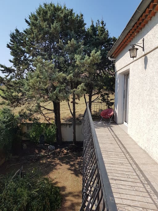 Accès au balcon ,vue sur jardin privé et montagne noire