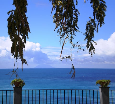 Sea-view apartment in centre Tropea