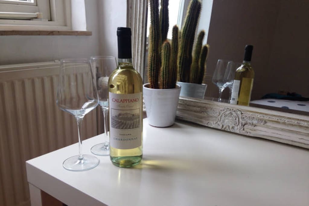 You will always be welcomed with a bottle of wine... On the house Wees welkom onder het genot van een flesje wijn... Van het huis