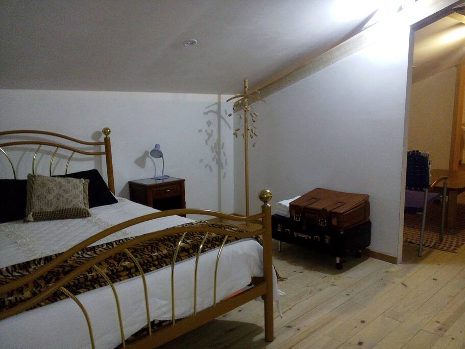 T0 - Cama e mesa apoio