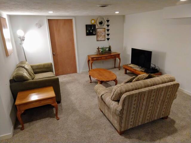 Charming Grandville Unit - No Cleaning Fee!