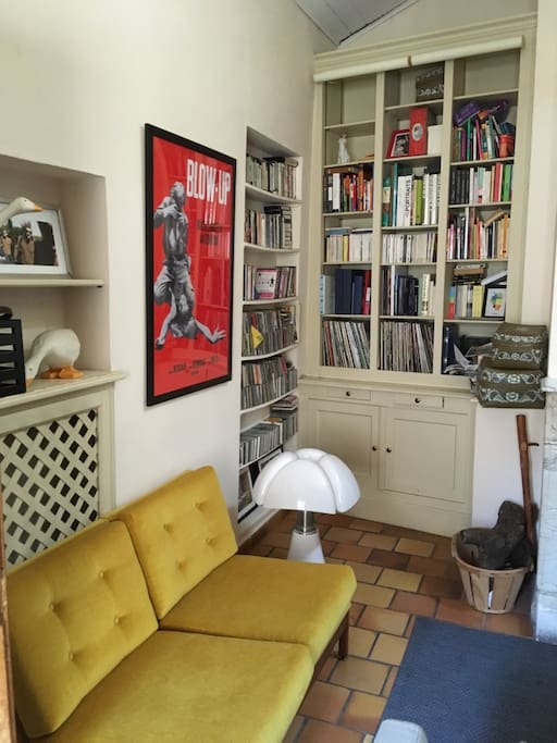 Salon avec cheminée + accès chambre parentale / Living room + acces to mezzanine