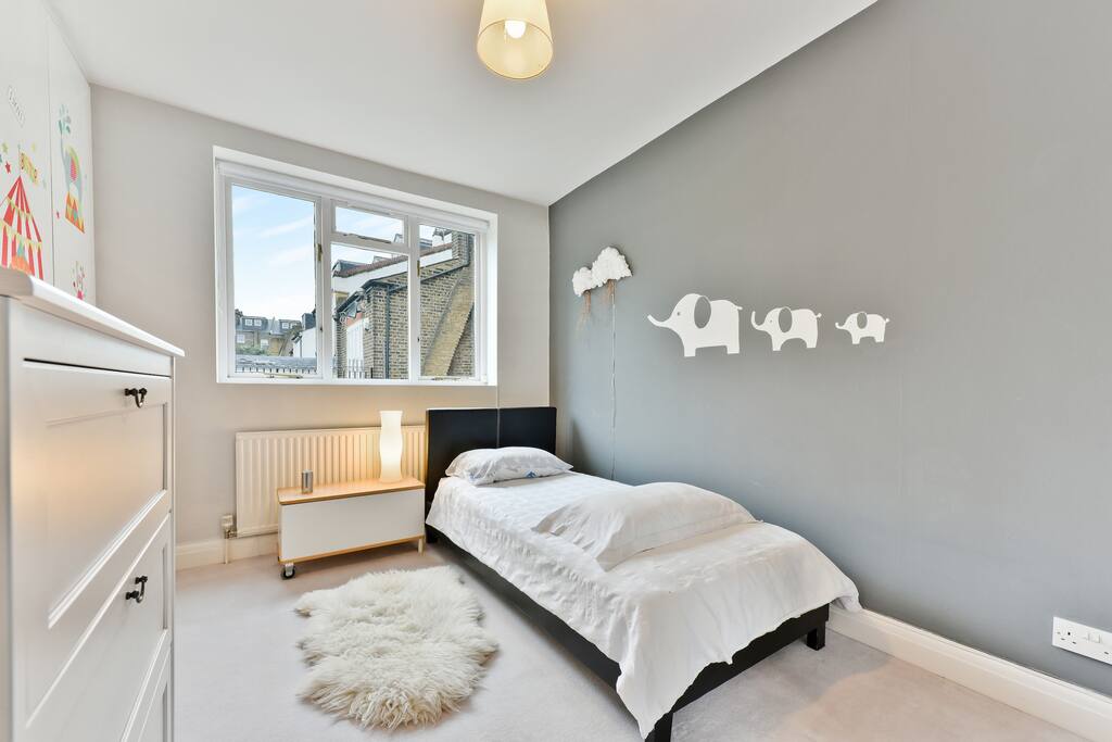 Cute cosy second bedroom