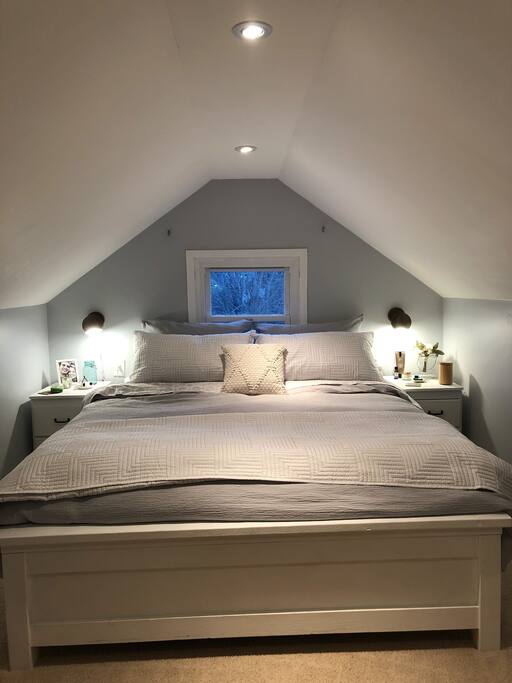 Upstairs bedroom (king)