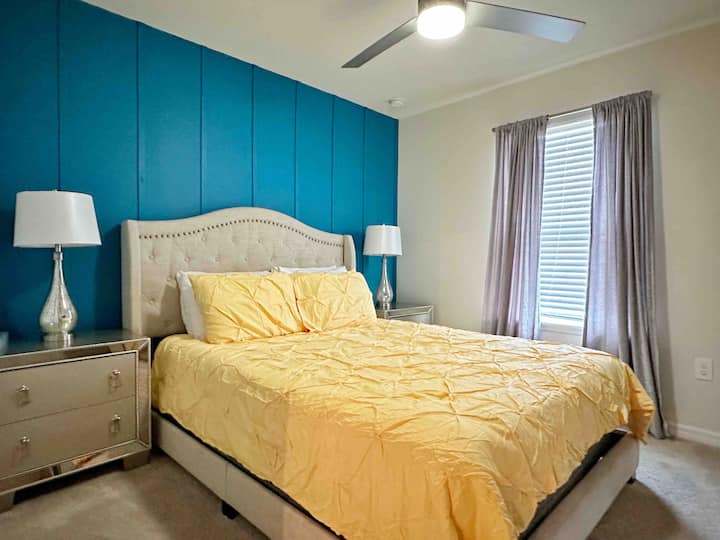 Eja të shijosh këtë dekorim të bërë profesionalisht dhe modern. Kjo dhomë gjumi ka një krevat dopio "queen", një komodinë, një dollap privat, një televizor inteligjent të sheshtë, dy komodina, dy abazhurë pranë krevatit. Këtu do të gjesh gjithashtu një banjë private me një dush falas.