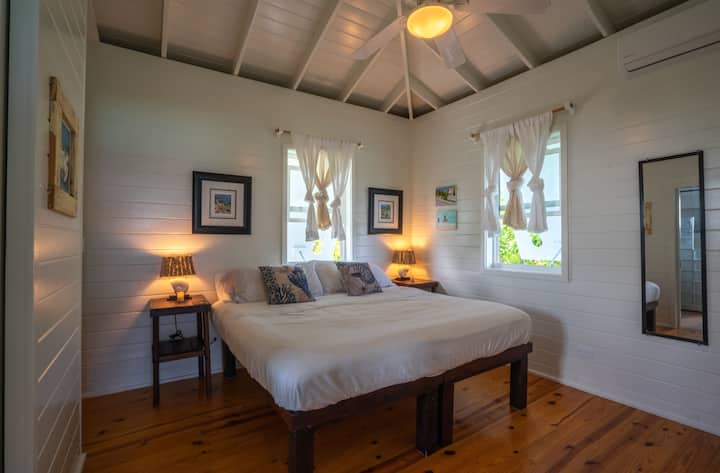 Veliki bračni krevet s pamučnim plahtama okružen oceanom!