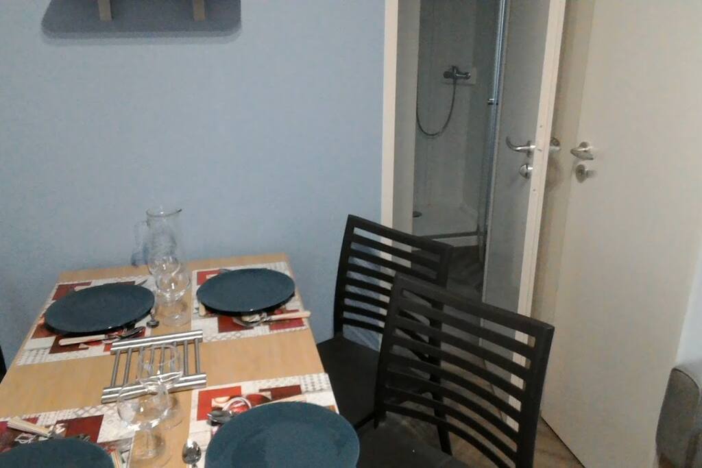 cuisine + vue sur salle d'eau