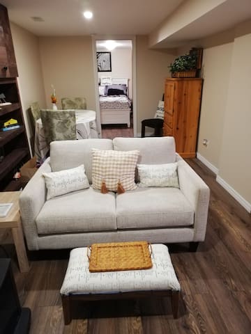 Cozy 1 bedroom Apartment by Victoria Hospital