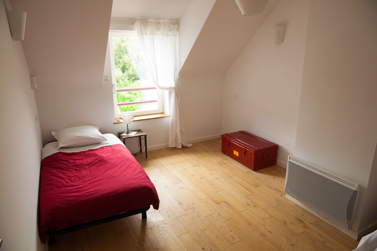 kamer met twee eenpersoonsbedden een persoon boven