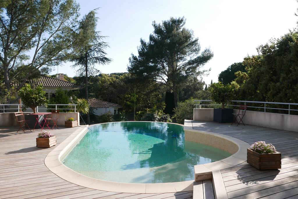 Vue du séjour (terrasse et piscine à débordement).